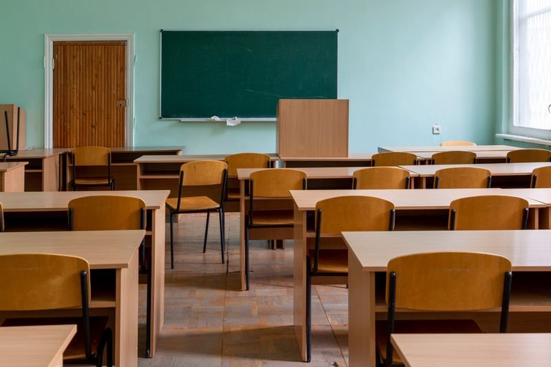 Yon klas lekòl, biwo ak tablo