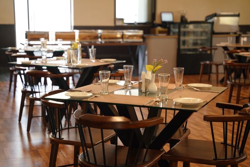 Tab restoran byen ranje pou sèvi